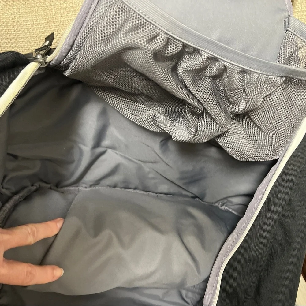 Nike Black & White Backpack EUC, all zippers work, no tears or rubs seen, unisex